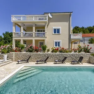 Apartment Haus Lilli Mit Pool, Razanac